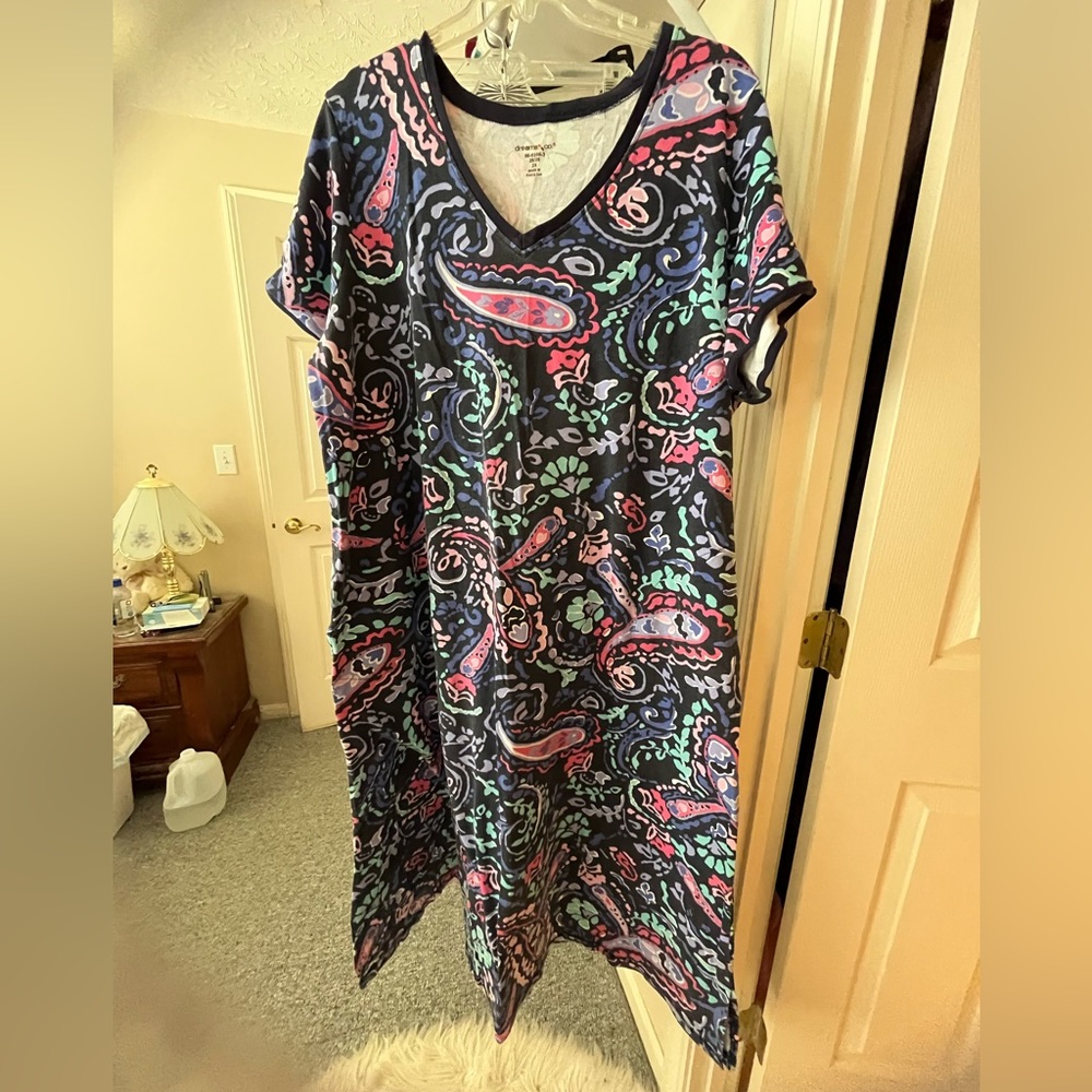 Women’s plus size sleep gown/lounger with pockets